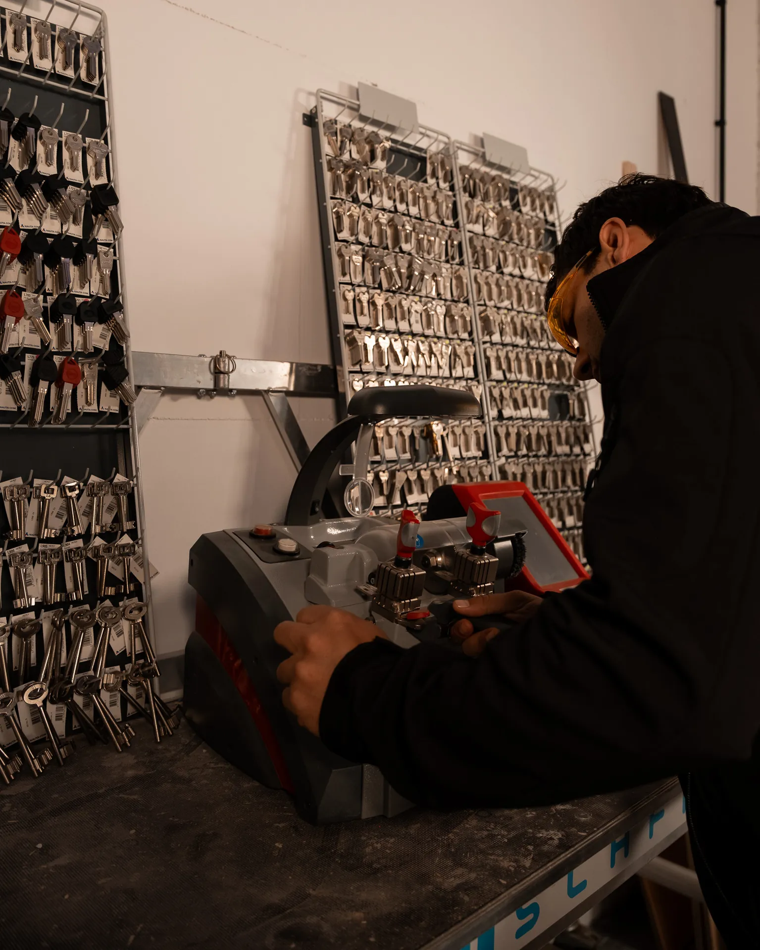 Monteur van Slotenmaker Breda werkt met gereedschap aan een slot