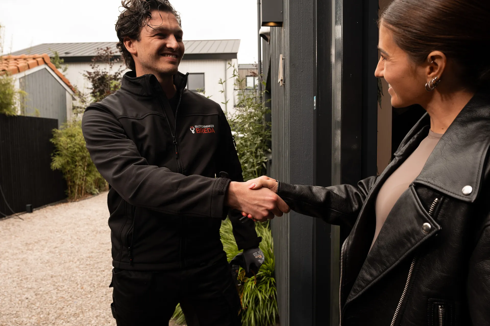 Klant schudt de hand van een monteur van Slotenmaker Breda